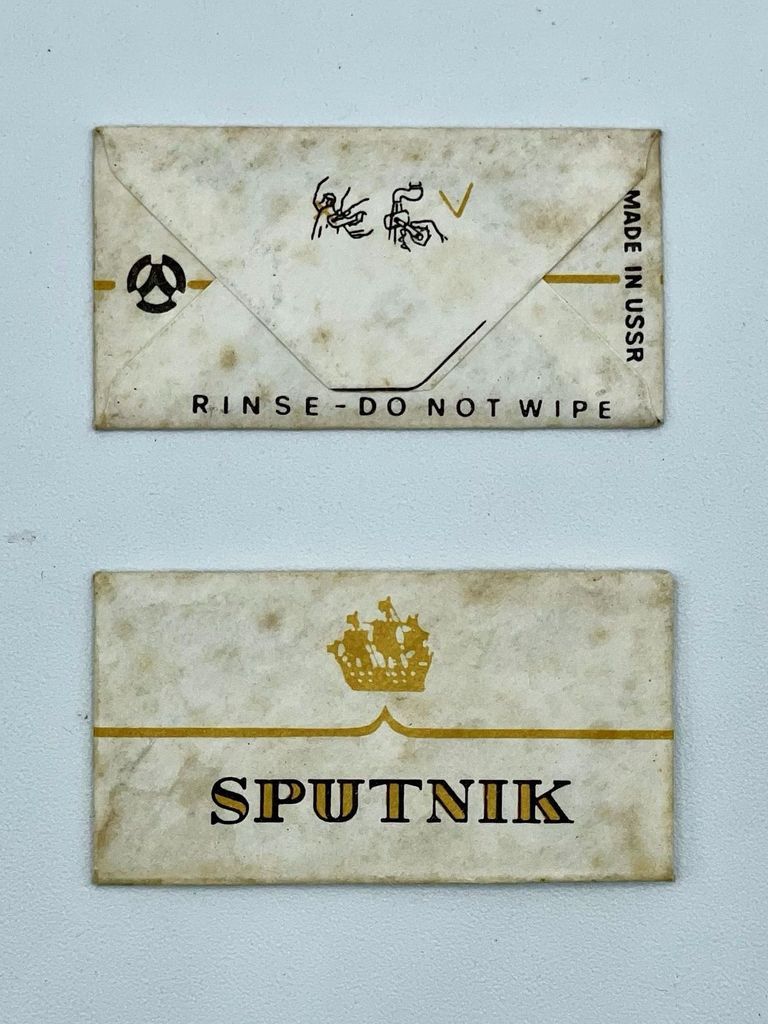 "Sputnik" double-edge safety razor blade with paper wrapper