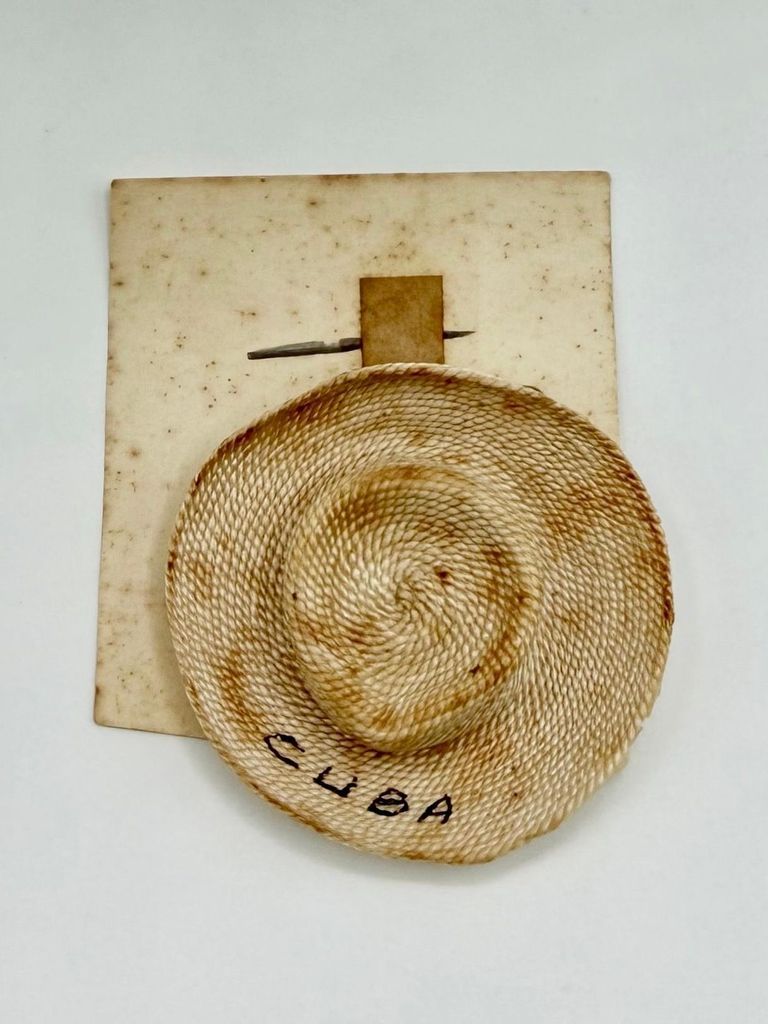Miniature woven-straw souvenir sombrero brooch, hand-lettered "CUBA" - Image 2