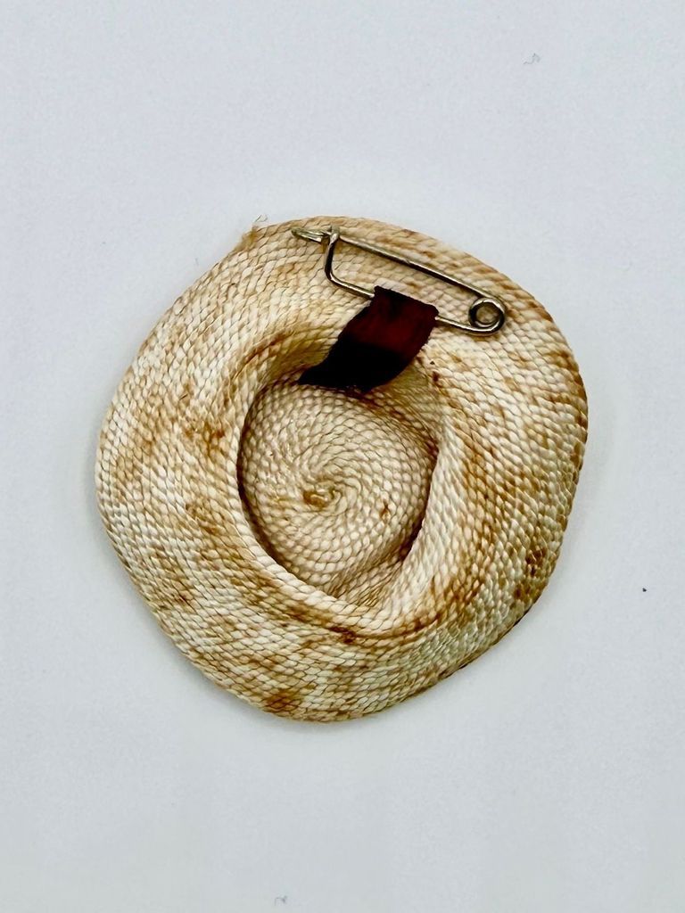 Miniature woven-straw souvenir sombrero brooch, hand-lettered "CUBA" - Image 3