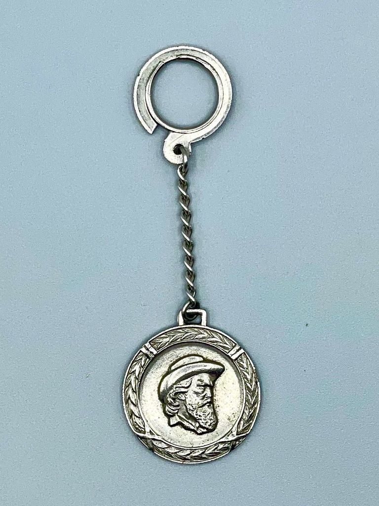 Commemorative key fob with medallion of Camilo Cienfuegos
