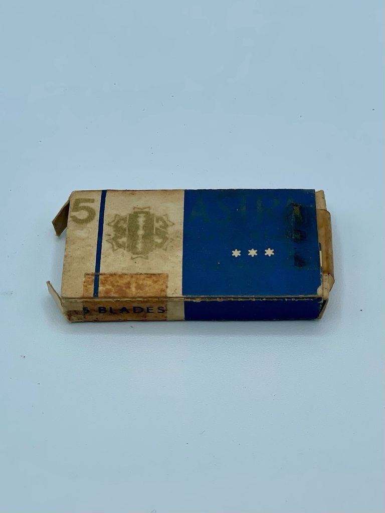 "Astra Superior Stainless" Double-Edge Razor Blade with Individual Wrapper and Outer Box - Image 3
