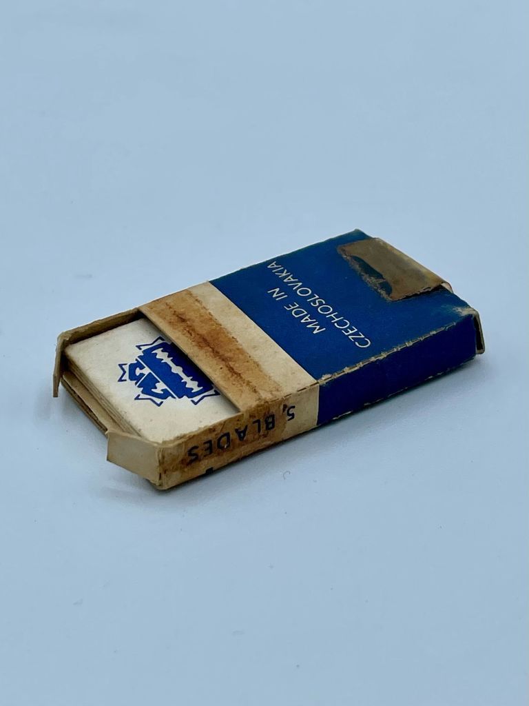 "Astra Superior Stainless" Double-Edge Razor Blade with Individual Wrapper and Outer Box - Image 4