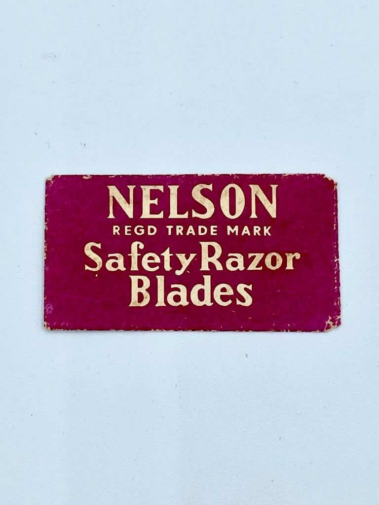 "Nelson" double-edge safety razor blade with wrapper