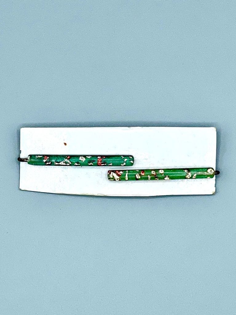 Confetti-lucite hair pins (green, pair), on plain card - Image 2