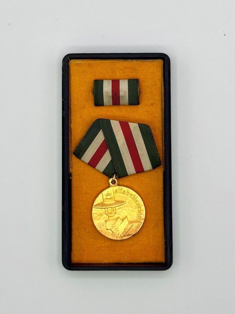 Commemorative medal of the National Literacy Campaign (Alfabetización) — cased set with service ribbon bar