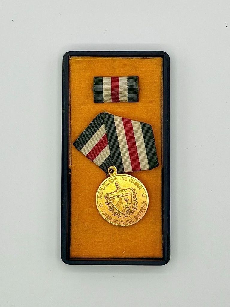 Commemorative medal of the National Literacy Campaign (Alfabetización) — cased set with service ribbon bar - Image 2