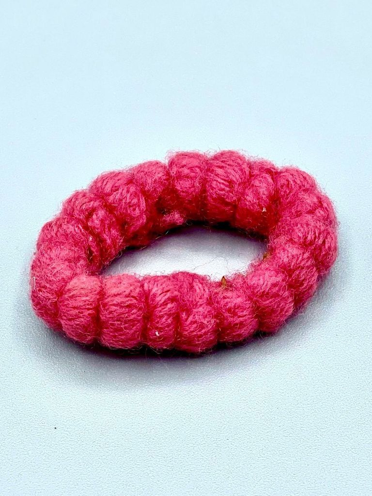 Homemade hair tie (moño, coletero) — yarn-wrapped condom-rubber elastic