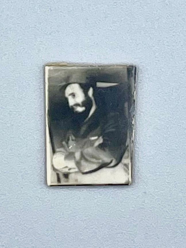 Photographic portrait insert of Fidel Castro