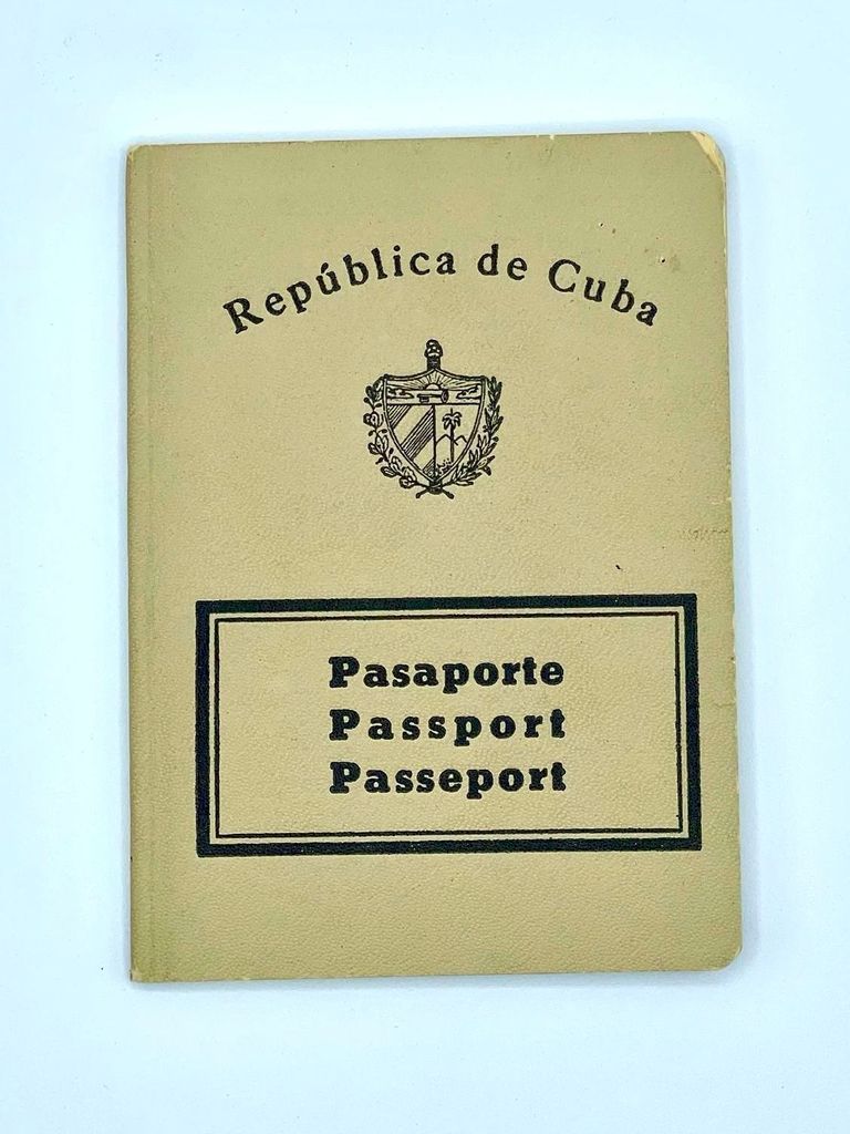 Cuban passport (República de Cuba — Pasaporte / Passport / Passeport), hard-cover booklet