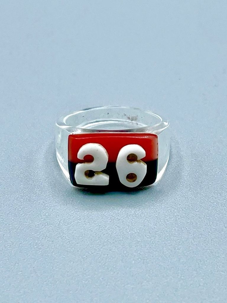 Commemorative resin ring, Movimiento 26 de Julio emblem ("26")