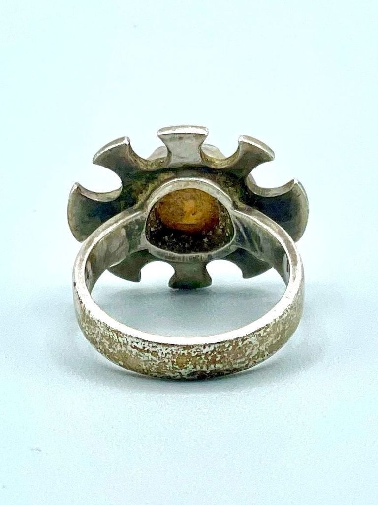Ring with radiating sunburst setting and honey-colored cabochon - Image 2