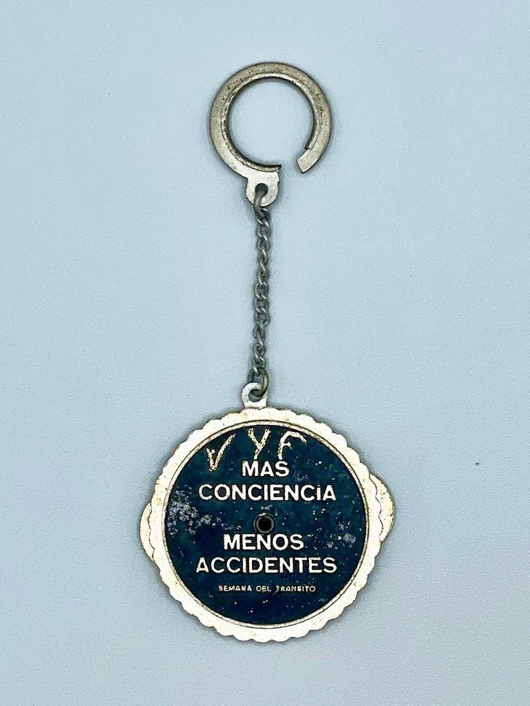Road-safety perpetual-calendar keychain, "Más conciencia, menos accidentes" (Semana del Tránsito)