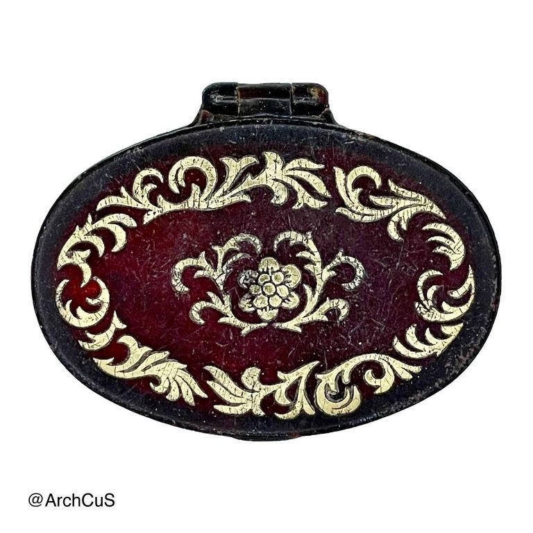 "Mary" eye-shadow compact