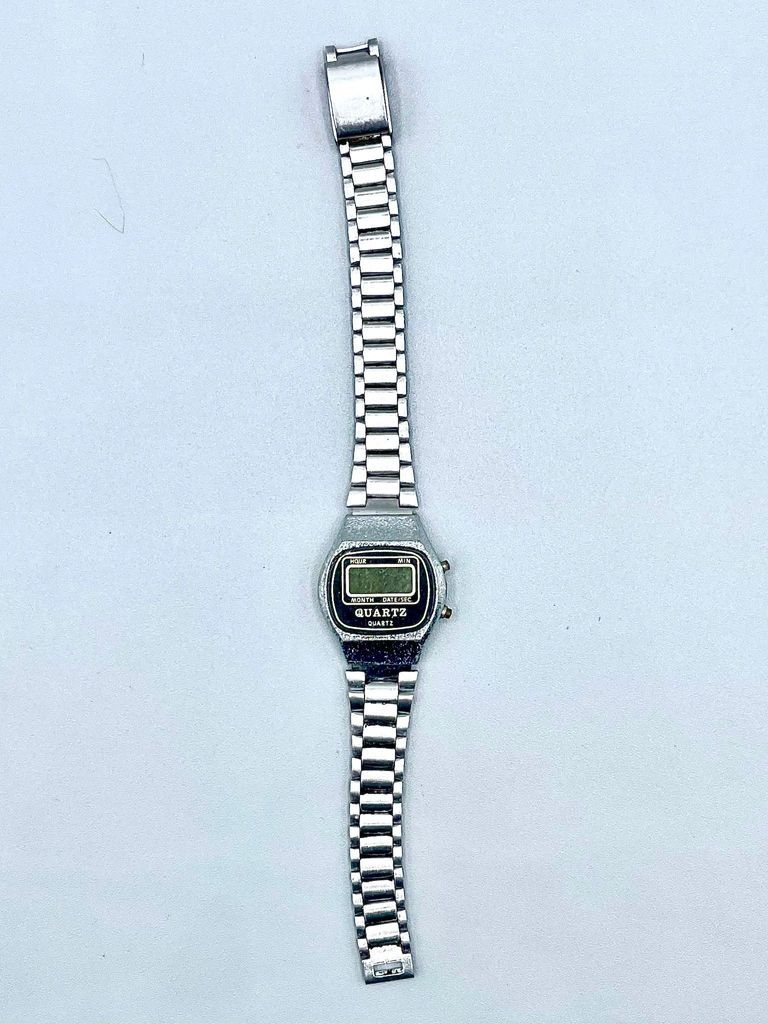 Digital LCD quartz wristwatch, generic ("QUARTZ")
