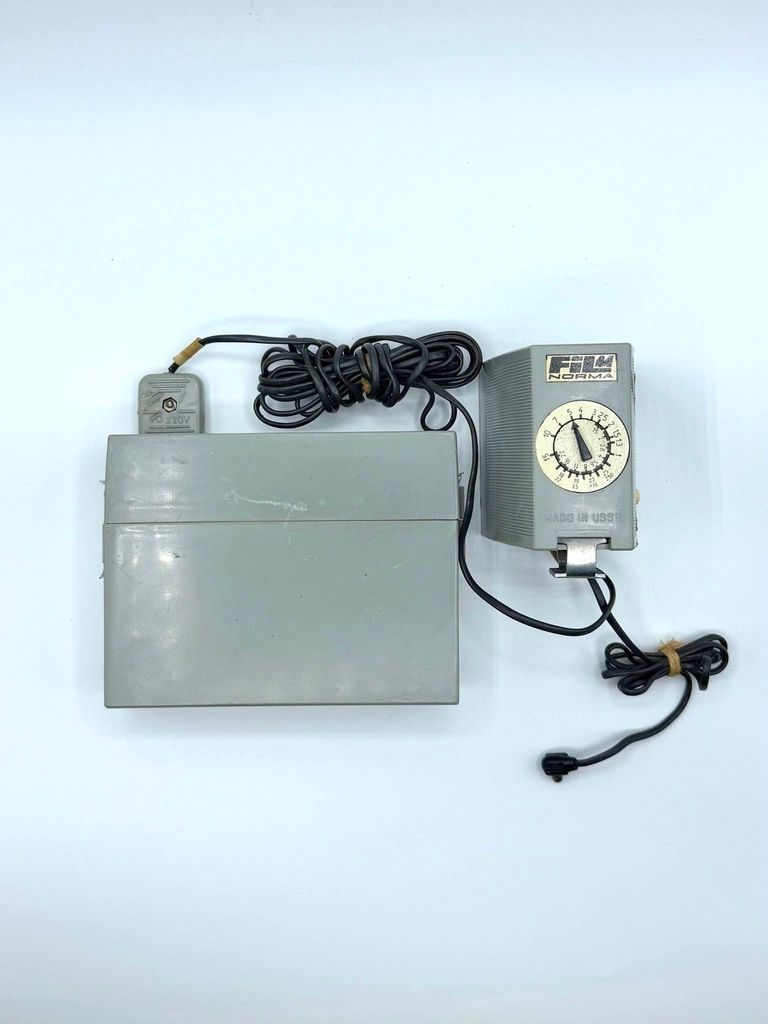 "ФИЛ/FIL" electronic photo flash — reflector head with separate power-supply block and 220 V mains plug - Image 2