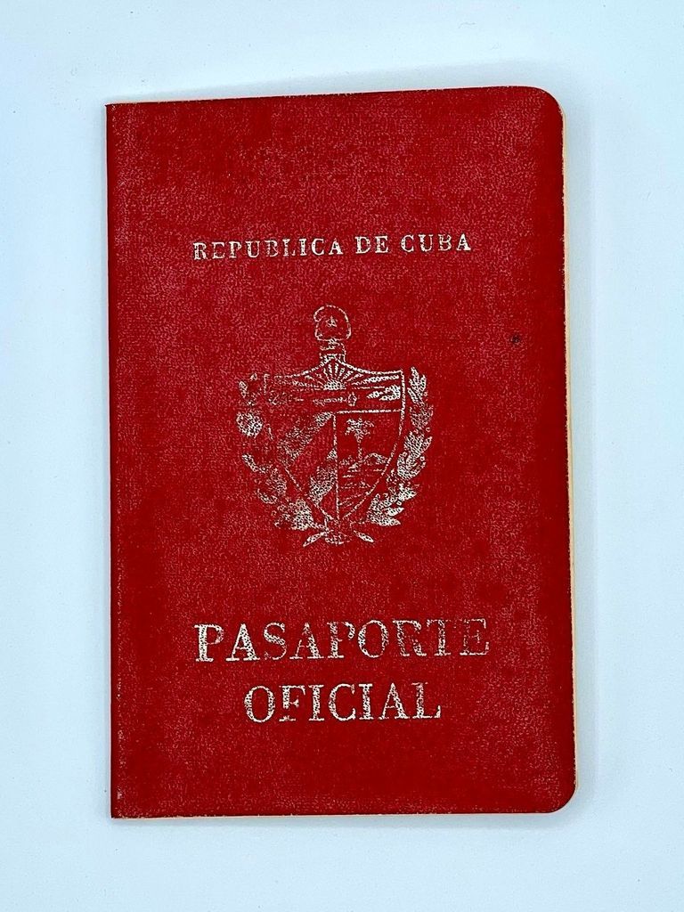 Official passport, República de Cuba — "Pasaporte Oficial"