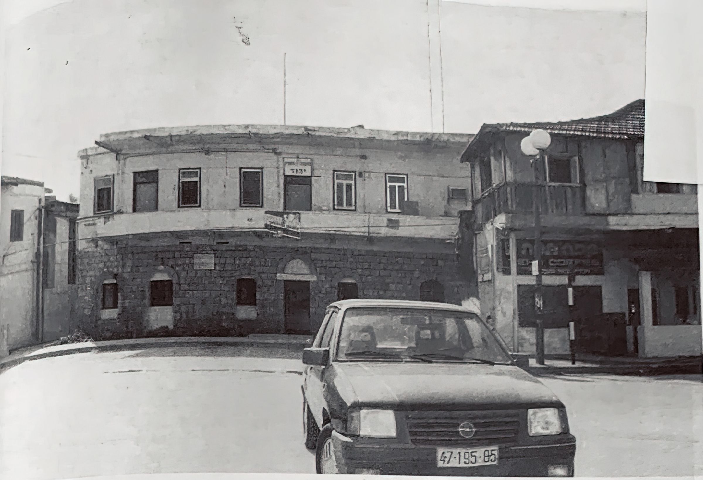 A home and coffee shop located in building once owned by Palestinians picture number 1