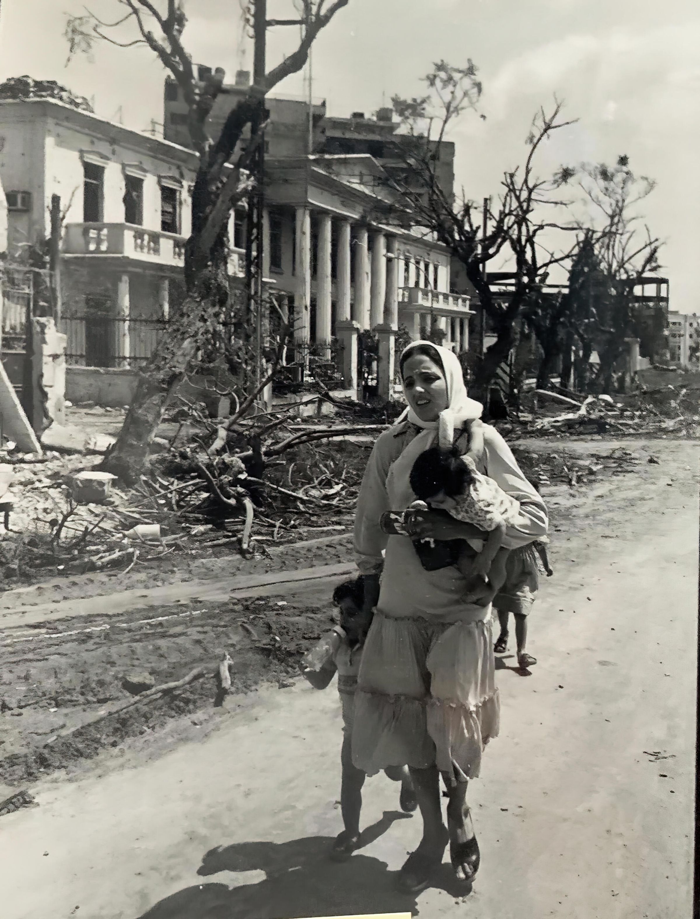 A mother with her two children picture number 1