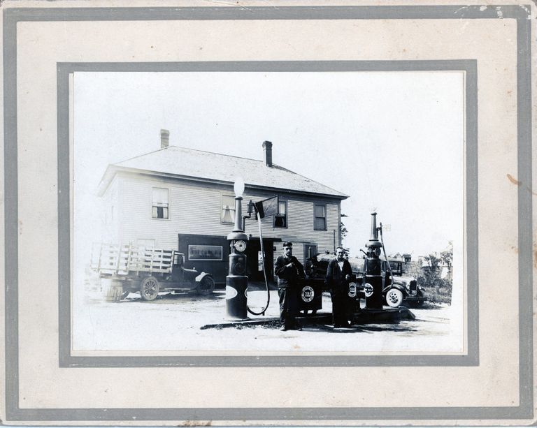          Hodgdon's Garage, Edmunds, Maine, formerly the millworkers boarding house, on Bunker Hill.
   